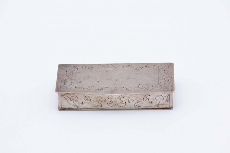 Caixa de rapé em prata com gravados envolvendo cartela, interior dourado e tampa basculante.